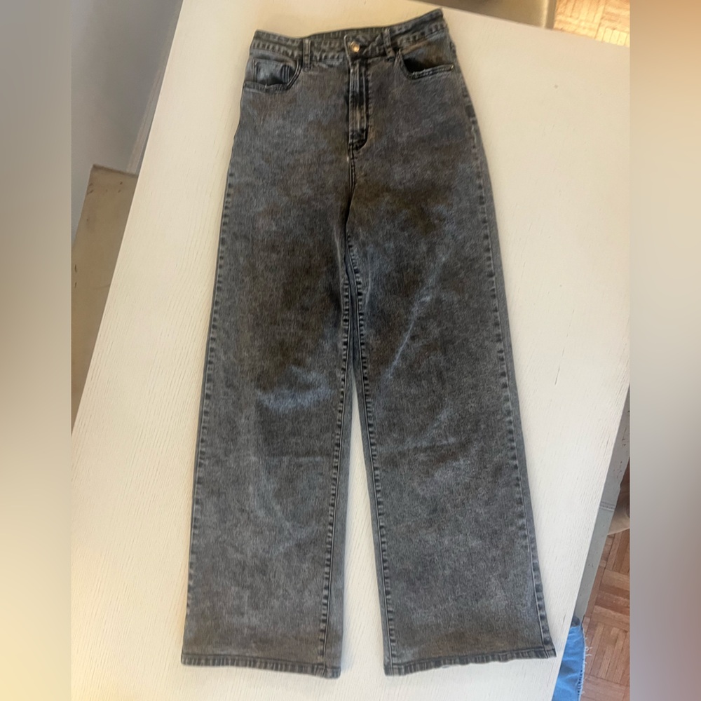 Very cute booty! Gray Denim stretch, high rise, straight leg jeans. Some wear🖤